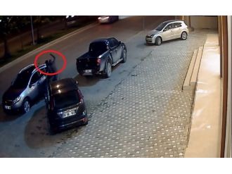 Buji ile cam patlatan hırsızlar kamerada