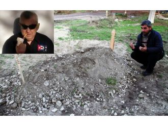 Cep telefonu ve elbiseleriyle defnedildi!