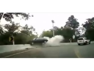 Viyadükten aşağı uçtu