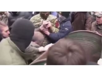 Yolsuzlukla suçladıkları eski bürokratı çöpe attılar !