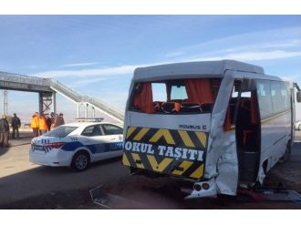 Öğrenci servisi kamyonla çarpıştı: 16 yaralı