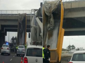 TIR’ın dorsesi üst geçide takıldı