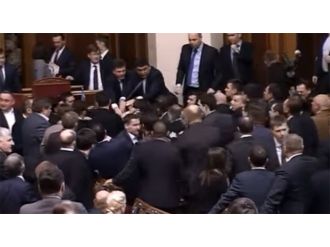 Ukrayna Parlamentosunda yumruklar konuştu