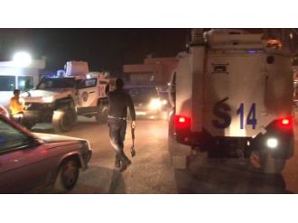 Polis merkezi önünde silahlı kavga: 4 yaralı