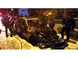 Park halinde yanan lüks araç plastik gibi eridi