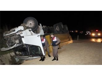 Kum yüklü kamyon takla attı: 2 yaralı