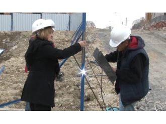 Kocasıyla birlikte 33 yıldır inşaatlarda çalışıyor