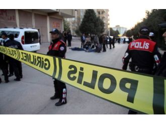 Sokak ortasında 2 kız kardeşe infaz!