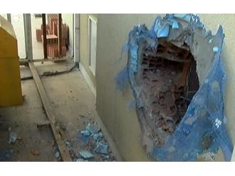 Duvarı delerek bankaya girdiler