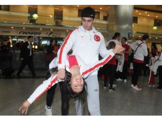 Şampiyona öncesi havalimanında salsa şov