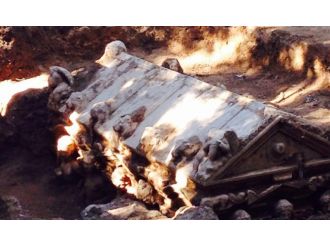 Lahit bulunan tarlada define ararken yakalandılar