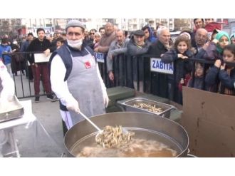 Bağcılar’da vatandaşa 3 ton hamsi ikram edildi