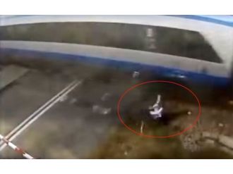 Tren ona değil, o trene çarptı