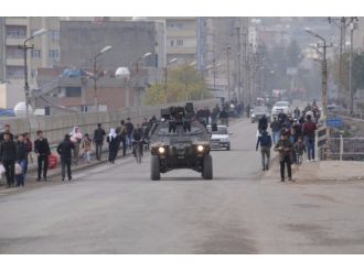 Teröristler 1 çocuğu başından vurdu