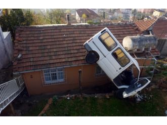 Kartal’da minibüs evin üzerine uçtu