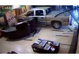 Hesaba kızınca kamyonetiyle otelin lobisine girdi