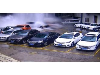 Araçların üzerine su ve taş yağdı