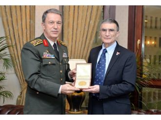 Aziz Sancar Nobel ödülünü Orgeneral Akar’a teslim etti