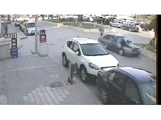 Otomobil bisikletli çocuğa böyle çarptı