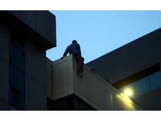 10. kez intihara kalkıştı: Gazetecilere simit fırlattı