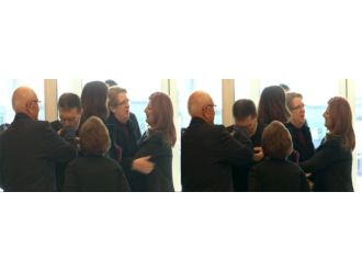 O bizden biri: Abisinin elini öptü