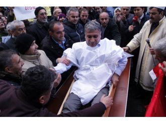 CHP’li Başkan kefen giyip tabuta girdi