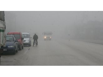 Buzlanma ve sis karayolunu ulaşıma kapattı