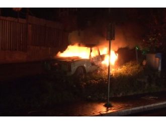 Park halindeki otomobil alev alev yandı