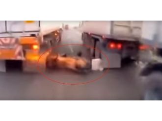 Motosiklet kamyonları geçerken devrildi ve...