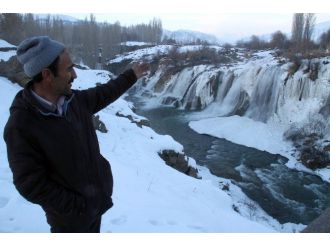 Şelale dondu ortaya kartpostallık manzara çıktı