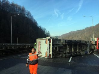 Bolu Dağı’nda TIR devrildi trafik durma noktasına geldi