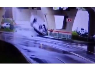 Otomobil aşağı uçtu: Burunları bile kanamadı