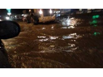 Sel suları araçları sürükledi