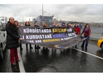 Yolu trafiğe kapattılar engelleyenleri dövdüler