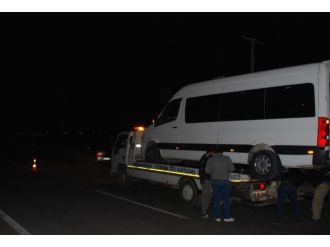 Polis otosu minibüse çarptı: 2 polis yaralı