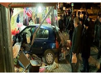 Freni boşalan otomobil dükkana daldı
