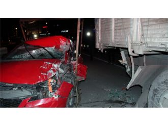 Park halindeki kamyona çarpan sürücü yaralandı