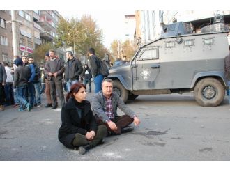 HDP’li vekil caddenin ortasına oturdu