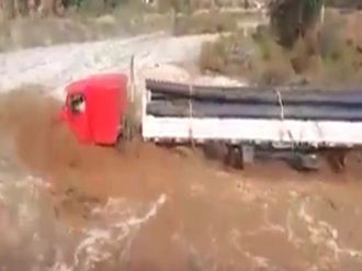 Dev TIR, sel sularının içinden böyle geçti