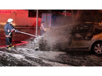 Sultangazi’de 7 araç kundaklandı