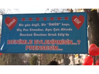 Sokak ortasında evlilik teklifi genç kızı korkuttu