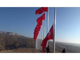 Şehir girişine şehitler için 14 bayrak dikti