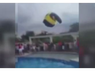 Paraşütle atlayan Noel Baba yere çakıldı