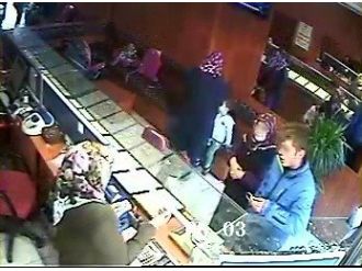 Ninesinin bileziğini bıçak zoruyla alıp kuyumcuda bozdurdu