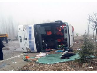 Yolcu otobüsü devrildi: 2 ölü, 23 yaralı