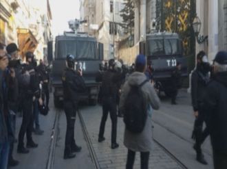 Galatasaray Meydanı’nda korsan gösteriye polis müdahelesi