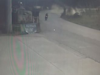 Otomobil refüje çıktı, o anlar kameraya yansıdı