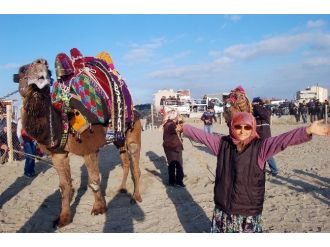 73 yaşındaki kadın devesiyle güreşlere katıldı