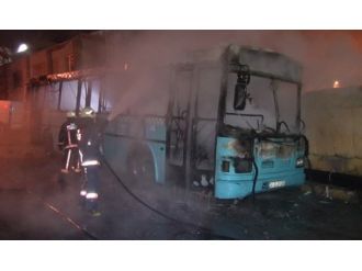 Bağcılar’da 2 otobüs kundaklandı