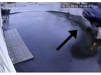 Park halindeki aracın üstüne uçtu